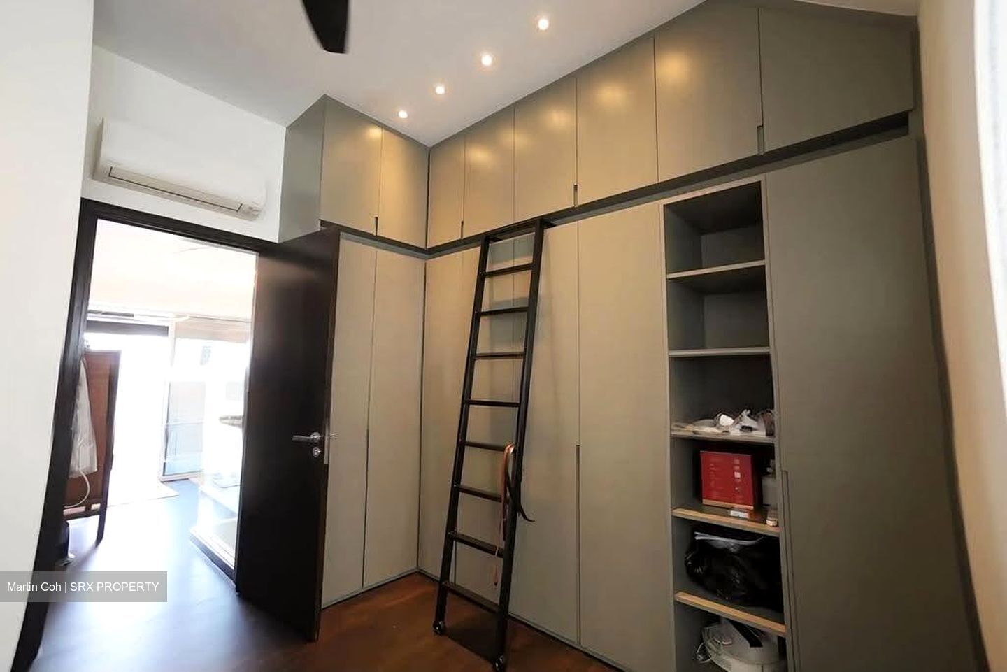 King's Road (D10), Terrace #618353281